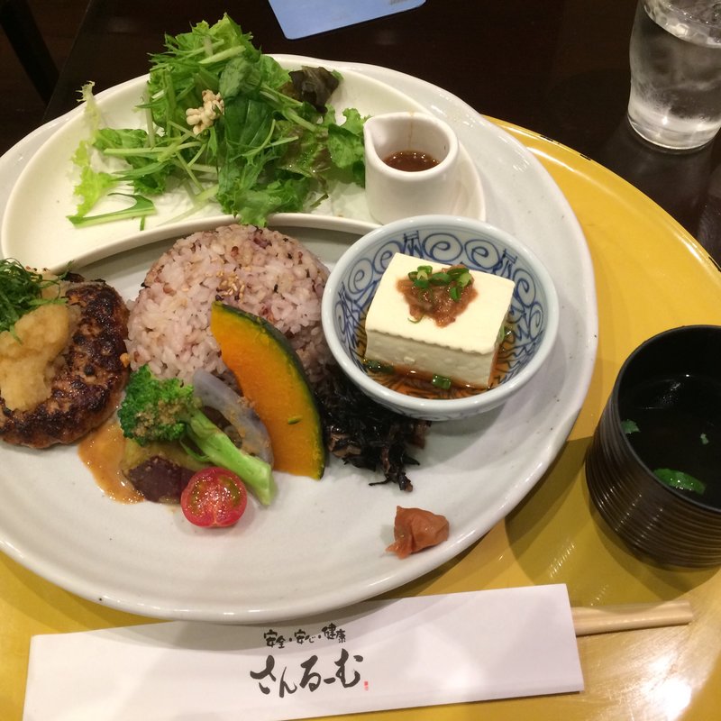 30品目ヘルシーバランスランチプレート(さんるーむ 大阪NAMBAなんなん店)