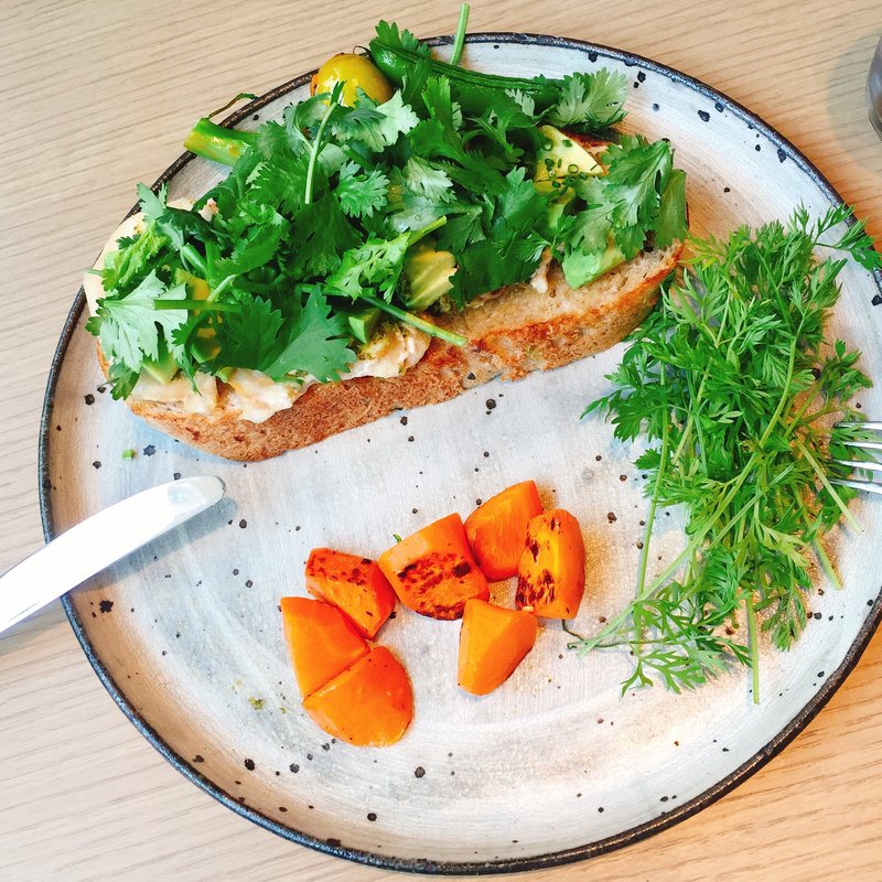 スパイシーチキンのオープンサンド(コスメキッチン アダプテーション)