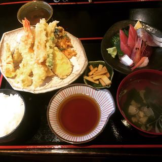 桜エビカキ揚げと穴子一本と野菜天ぷらと刺身付定食(さかなや 市場食堂)