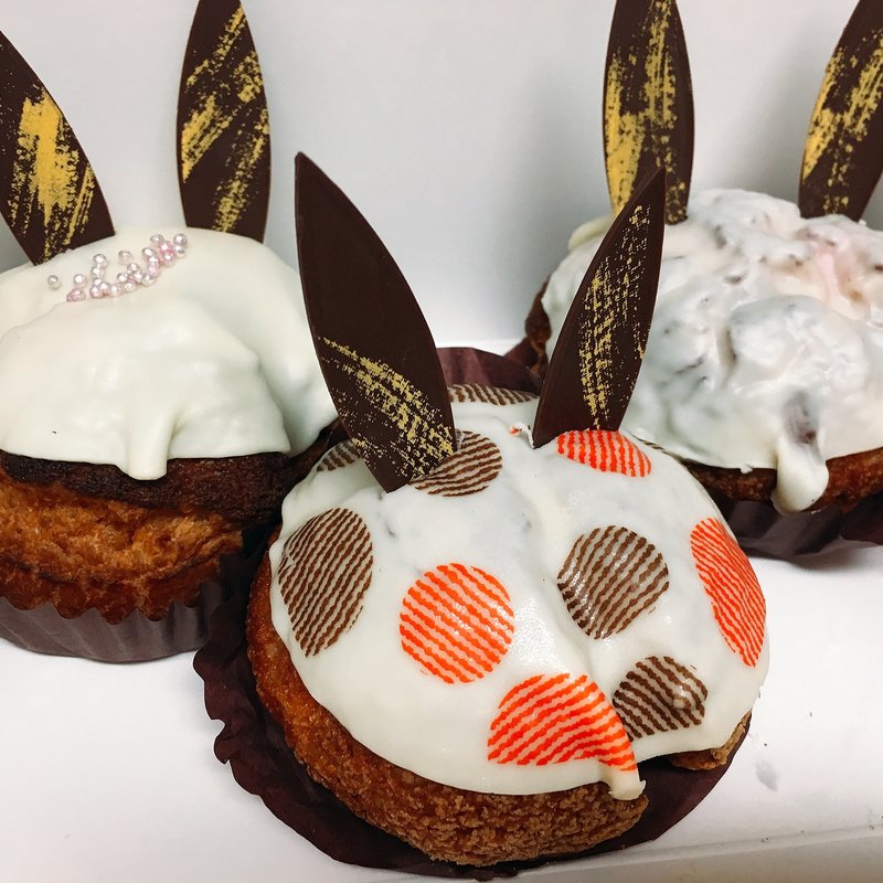 うさぎシュークリーム（チョコバナナ・ラムレーズン・生クリーム&カスタード）(ニコラのうさぎのシュークリーム工場AKIBA店)