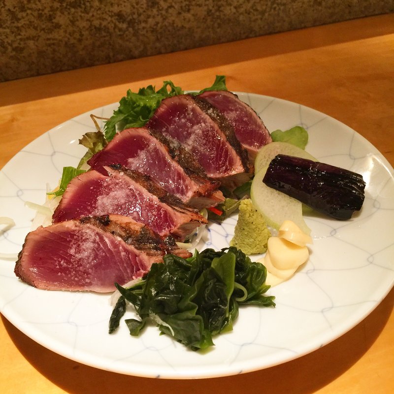 炭火焼鰹塩たたき(土佐料理 祢保希（ねぼけ）丸の内店)