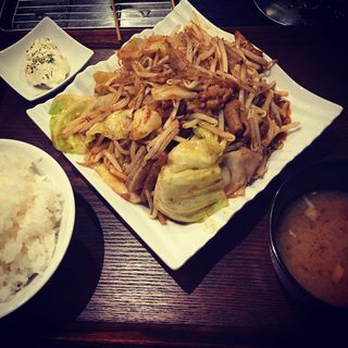 スタミナモツ定食(食堂ホームラン)