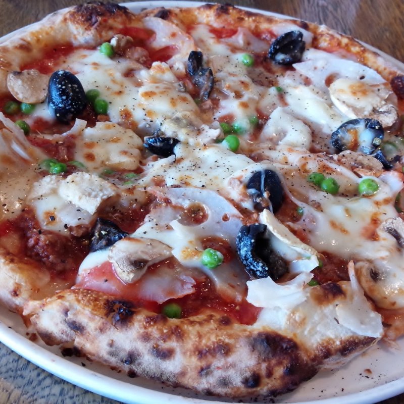 牛ボロネーゼとレンコン、マッシュルーム、トマトソースピッツァ(GARB 江ノ島)