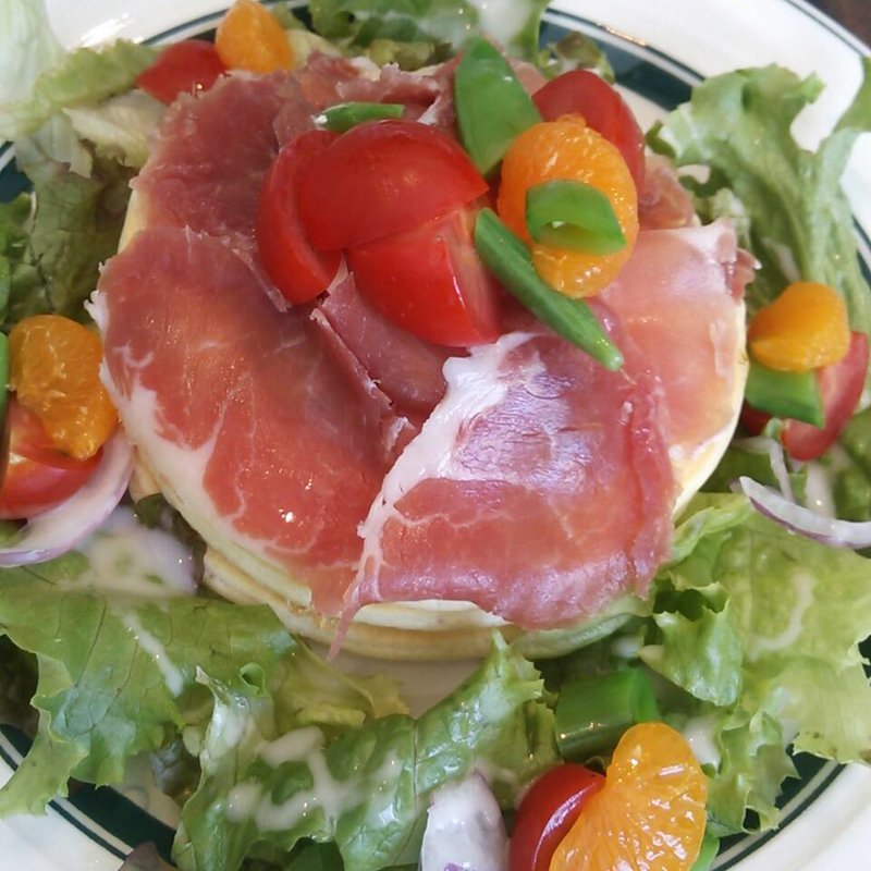 旬果菜と生ハムのサラダパンケーキ(gram HEPナビオ店)