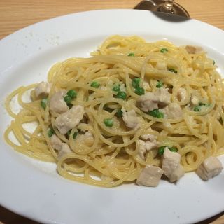 【パスタランチ】鶏胸肉とグリーンピースのクリームソース(かもめのイタリアン)