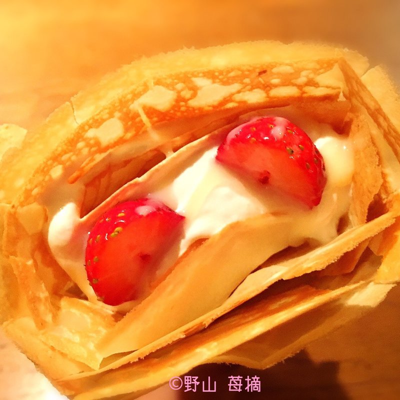 練乳とイチゴ(ハニービークレープ （Honey Bee Crepe）)