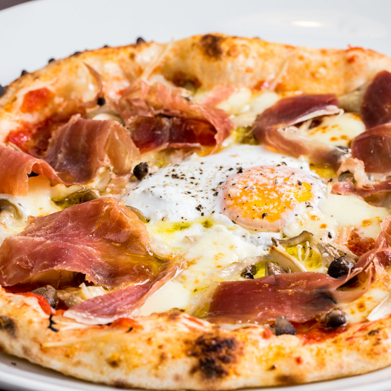 ベーコンと舞茸、温玉のピッツァ(バルハチゴー)