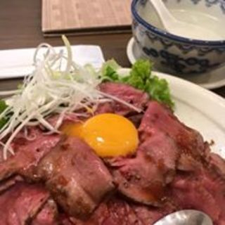 ローストビーフ丼(バルハチゴー)