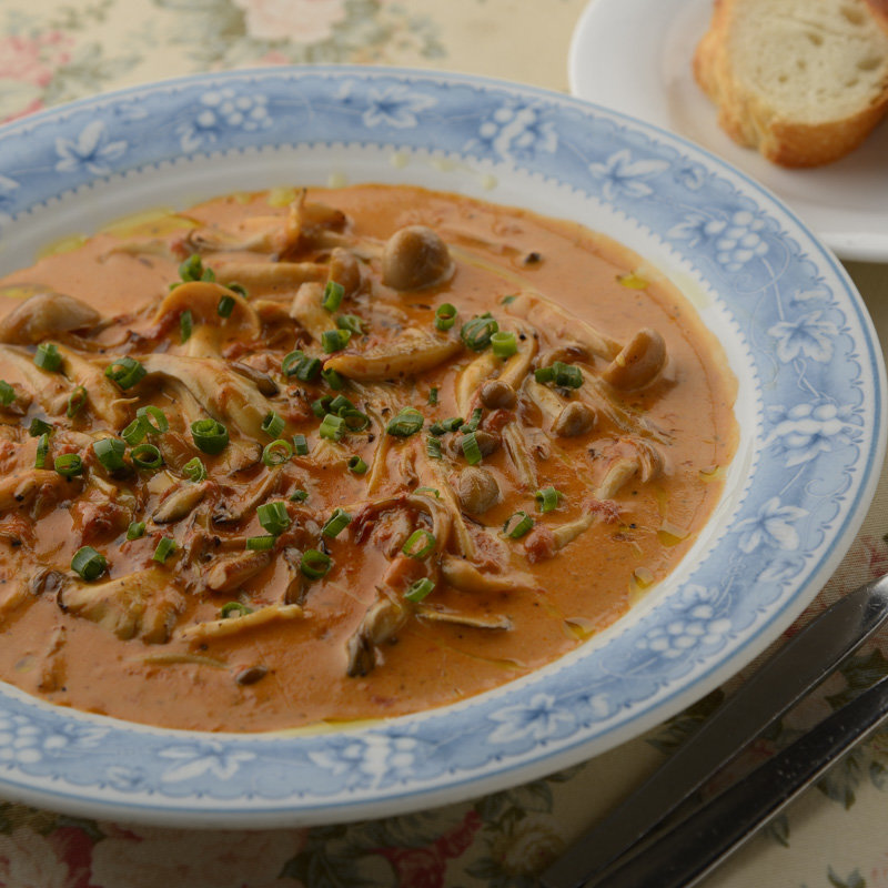 キノコのトマトクリームパスタ(カッチャトーレ （CACCIATORE）)