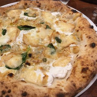 ピッツァ　クワット　フォルマッジ(Pizzeria Braceria CESARI!!)