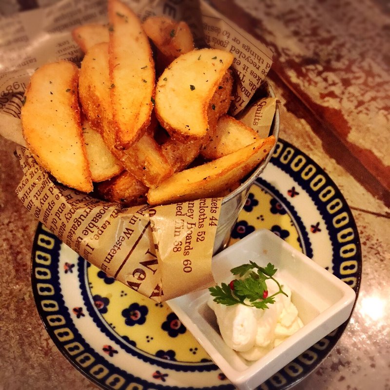 フレンチポテトのサワークリーム添え(ワイン＆チーズ ビストロボヌール 神楽坂店)