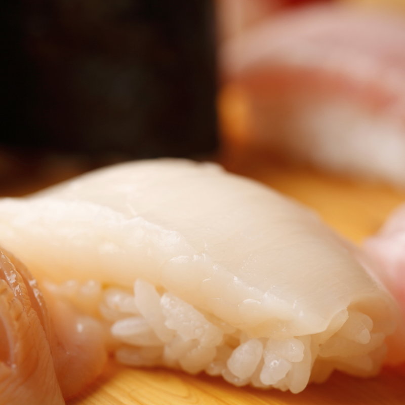ホタテの握り(すし游 （あさくさ・すしゆう）)