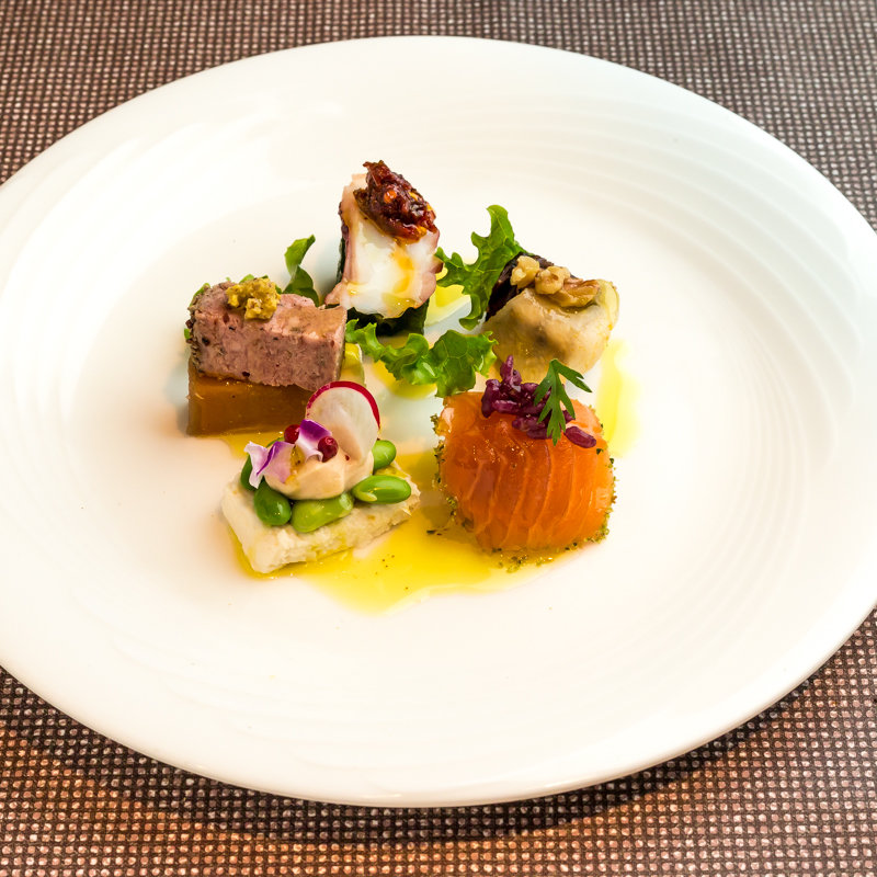 サーモンと肉の盛り合わせ(ノワ・ド・ココ （Noix de Coco）)