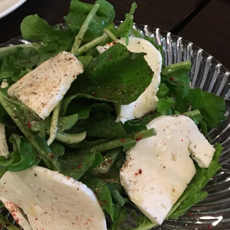 ルッコラとモッツァレラチーズのサラダ(noki shibuya ノキ 渋谷)