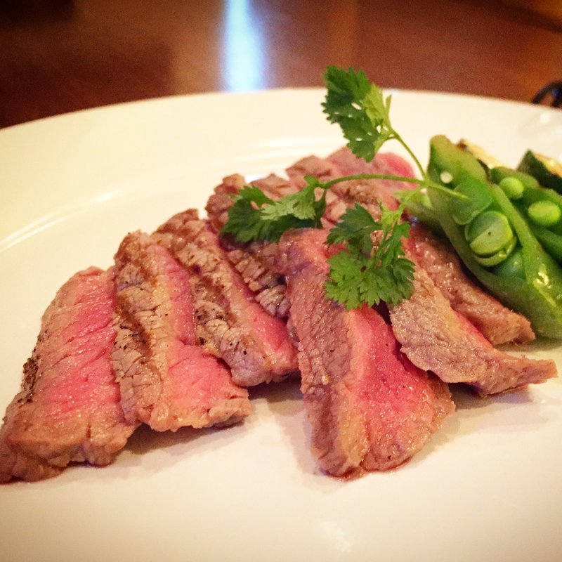 サーロインステーキをトリュフ塩で(バー 832(hachimitsu))