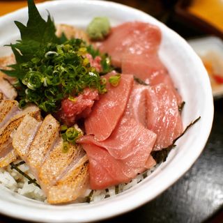 贅沢マグロ丼(魚神 （うおしん）)