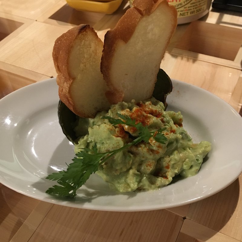 アボカドのポテトサラダ(自家製ソーセージと燻製  裏天満BREMEN)