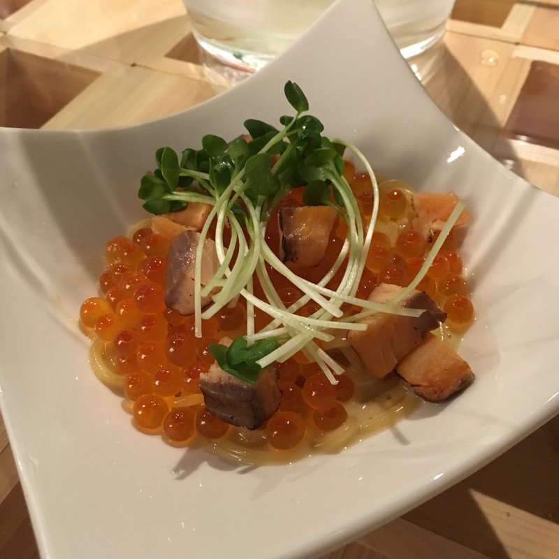 サーモンとイクラのクリームパスタ(自家製ソーセージと燻製  裏天満BREMEN)