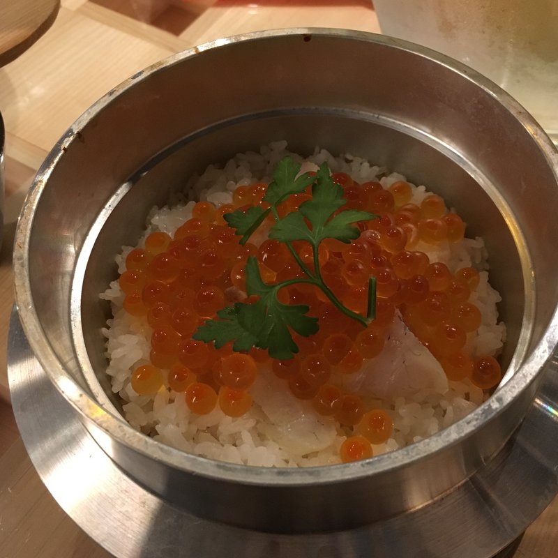 鯛の瞬間燻製とイクラの釜飯(自家製ソーセージと燻製  裏天満BREMEN)