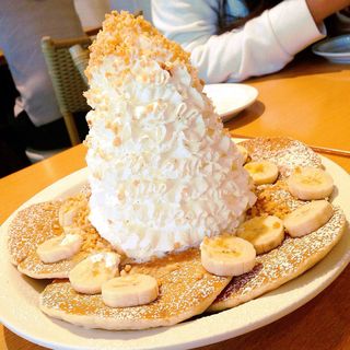 バナナ、ホイップとマカダミアナッツのパンケーキ(Eggs 'n Things 横浜山下公園店)