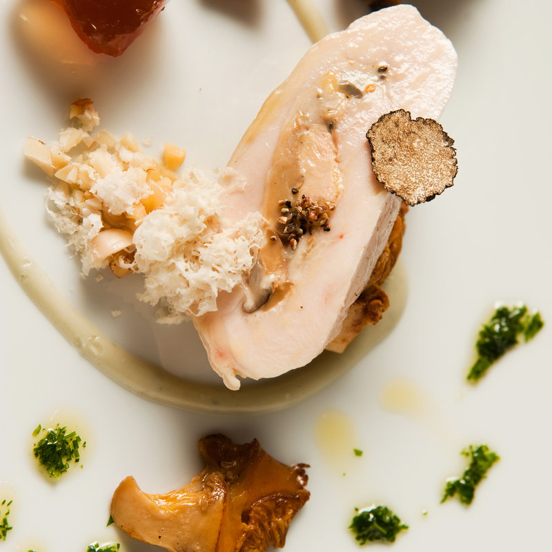 鶏肉のソテー　トリュフとともに(エタンセール カワモト)