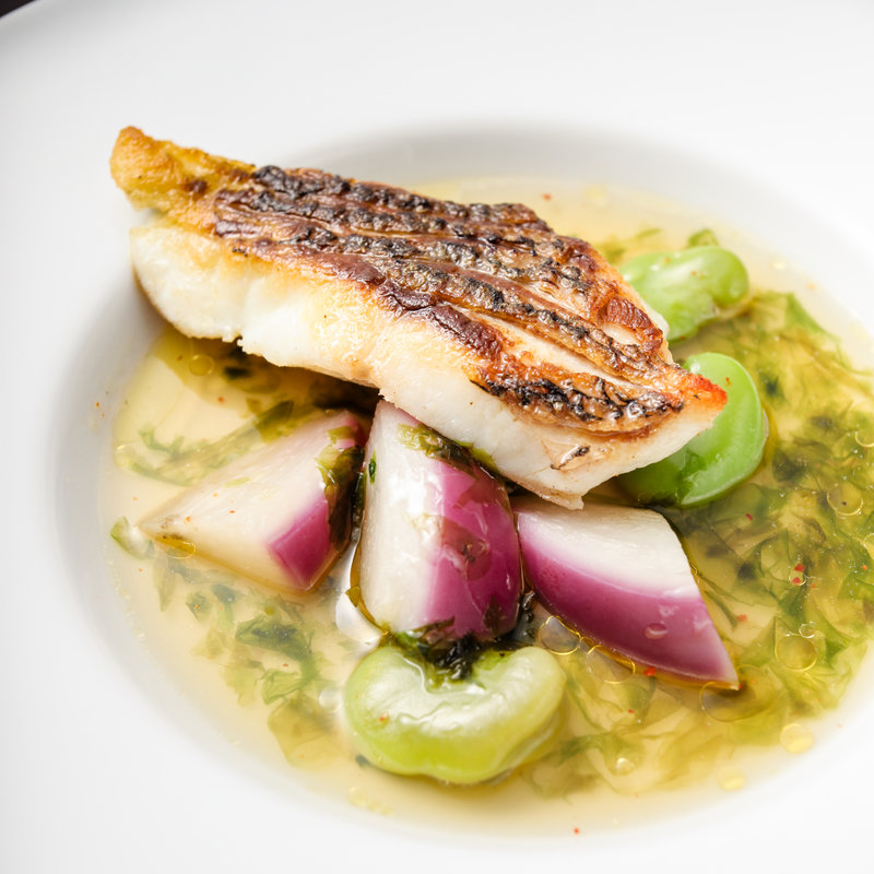 鰆のグリル　蕪とソラマメのジュンサイ和え(エタンセール カワモト)