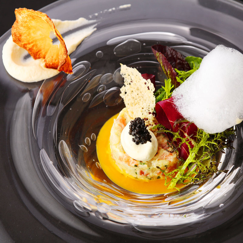 カニとアボカドのタルタル　クリーム　キャビア(エタンセール カワモト)