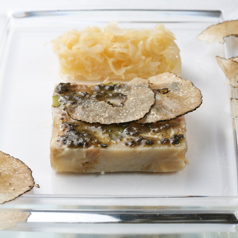 豚肉のテリーヌ　トリュフ　キャビア添え(エタンセール カワモト)