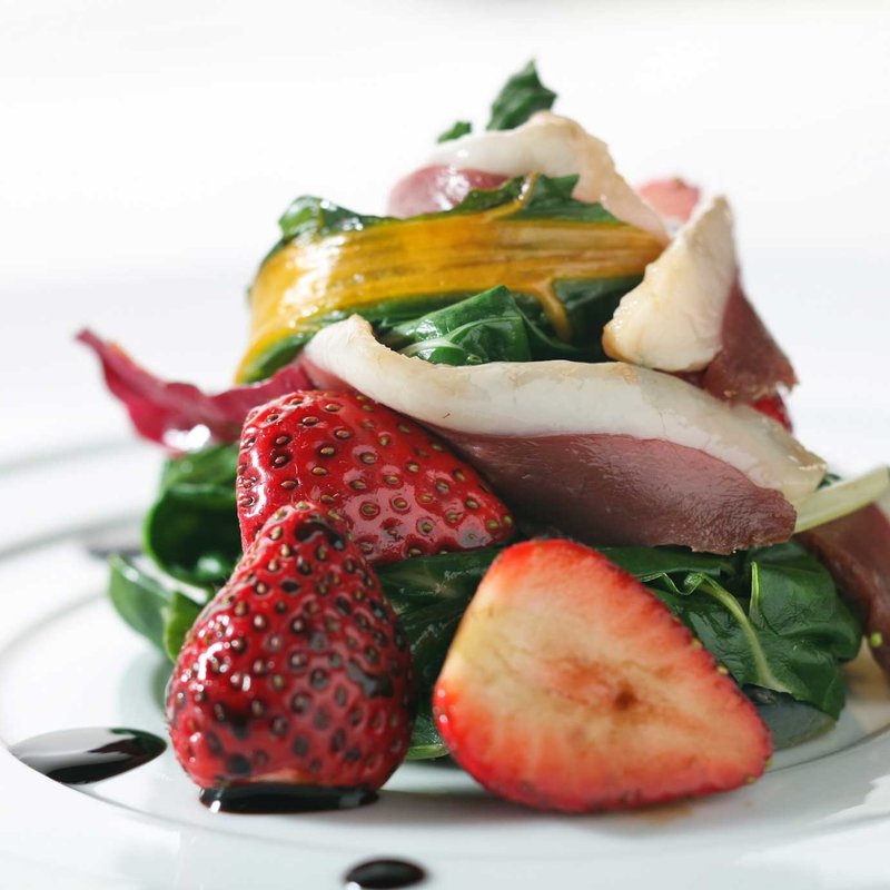 鴨肉のロースト　イチゴとともに(エタンセール カワモト)