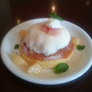 桃のクリームチーズパンケーキ(カフェ アクイーユ 恵比寿)