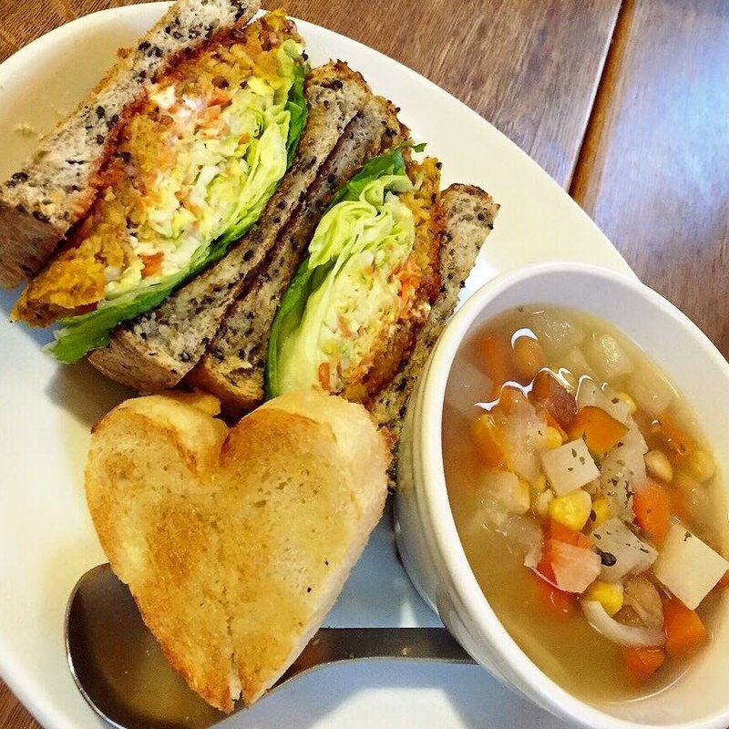 高きびバーグサンドとスープ(むぎわらい)