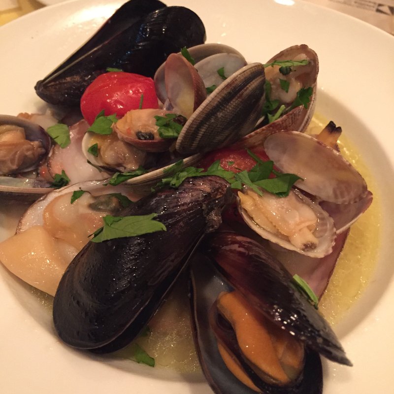 3種の貝の白ワイン蒸し(コルレオーネ )