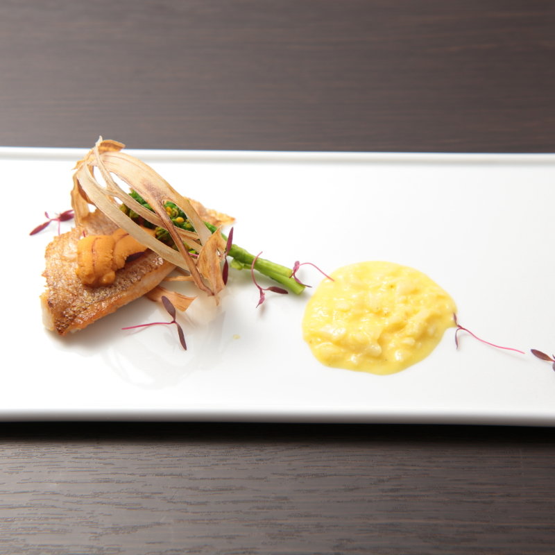 キングサーモンの炙り　うに添え(フランス料理 一穀一枝)