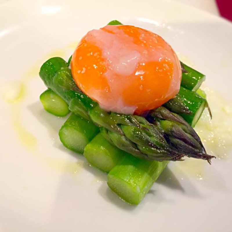 アスパラの卵黄(YAKITORI燃 WEST)