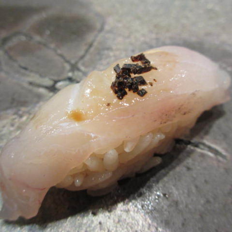 鯛の握り　トリュフ添え(凛)