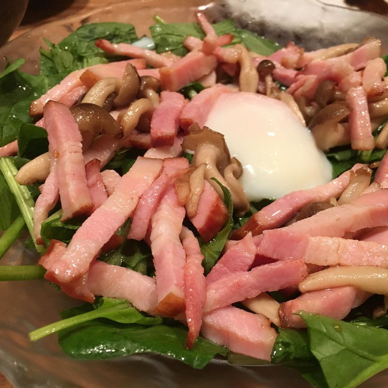ほうれん草とルッコラのベーコンたっぷりサラダ