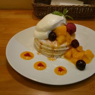たっぷりマンゴーのパンケーキ(パンケーキママカフェ VoiVoi （ヴォイヴォイ）)