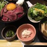 ローストビーフ丼 肉増し(忍庭 赤坂 （シノブテイ）)