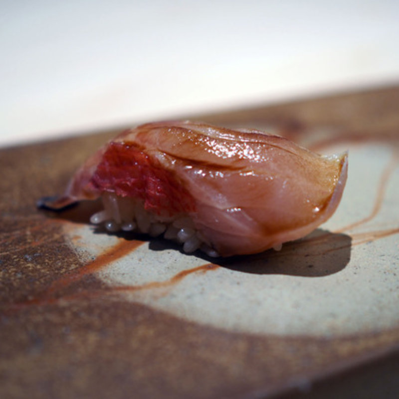 漬けカンパチの握り(鮨　銀座　おのでら)