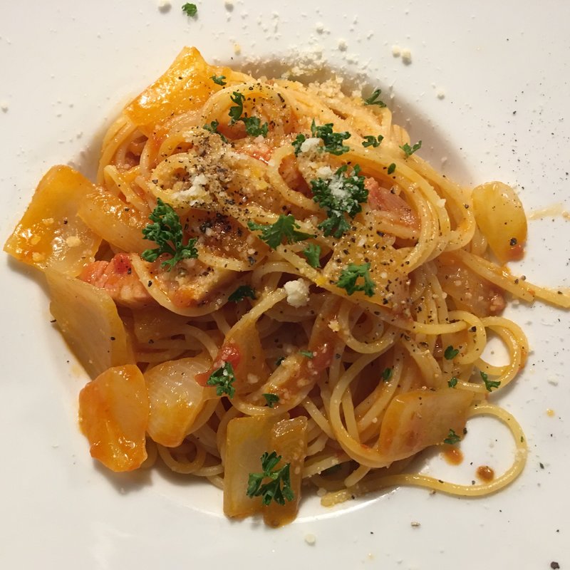 新玉ねぎとベーコンのトマトソース(ピッコラ)