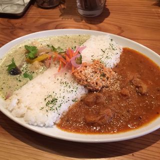 3種の鶏のチキンカレー と チキンと野菜の豆乳グリーンカレー のあいがけ(スパイス スエヒロ)
