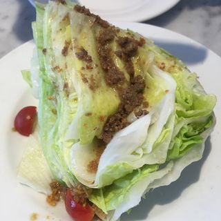 丸ごとレタスのサラダ　　（あつあつアンチョビソース）(PIZZERIA CIRO 桜新町店)