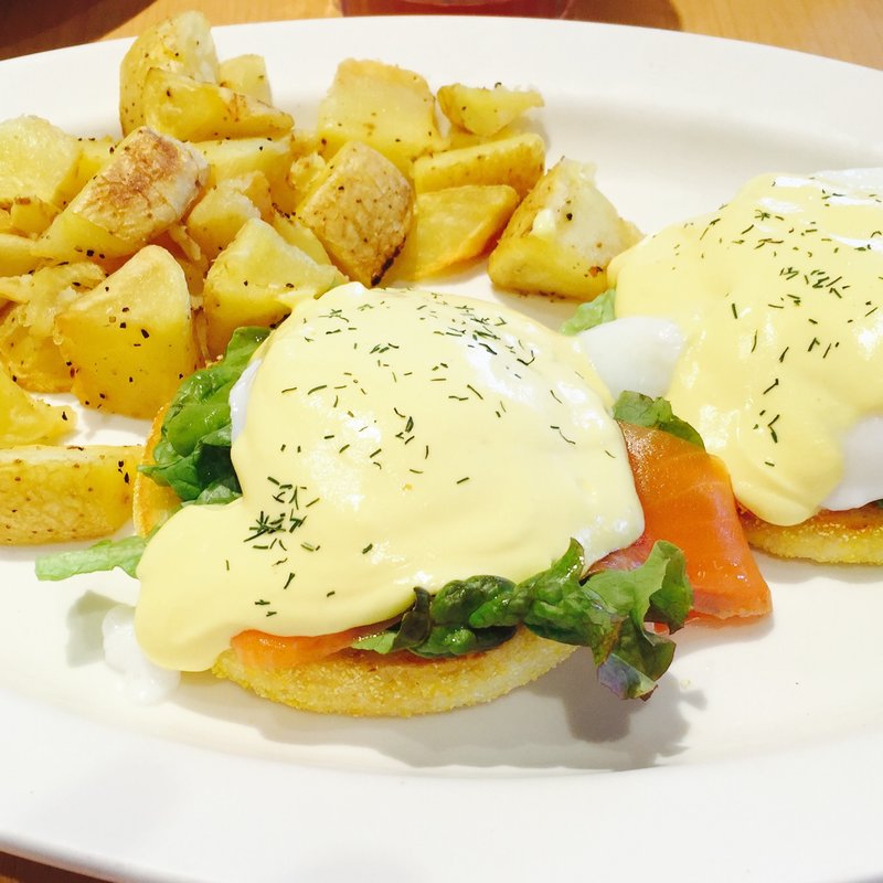 エッグスベネディクト・スモークサーモンとアボカド(Eggs 'n Things 神戸ハーバーランド店)