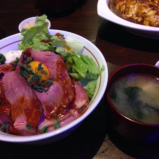 ローストビーフ丼(洋食 キッチンななつ星 町屋駅店)