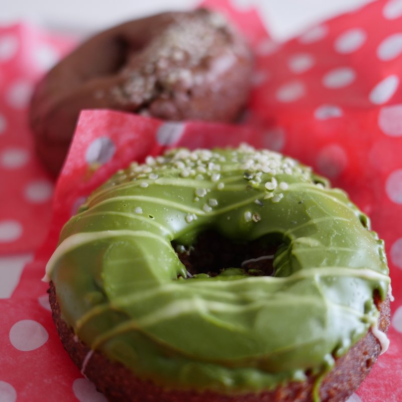 グリーンティードーナツとチョコレートドーナツ(HALENOVA)