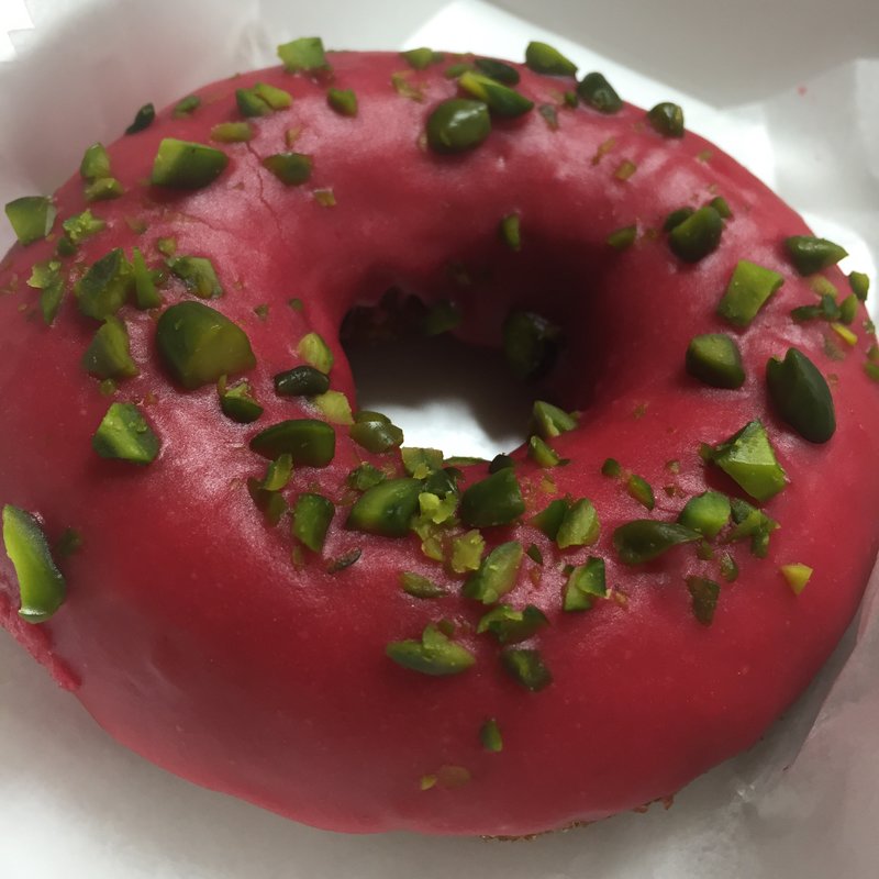 ラズベリー&ピスタチオ(CAMDEN’S BLUE ★ DONUTS（カムデンズ ブルースタードーナツ）)