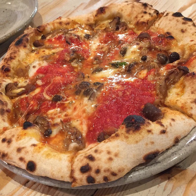 フンギのピッツァ(クワモンペ （KUWA MONPE）)