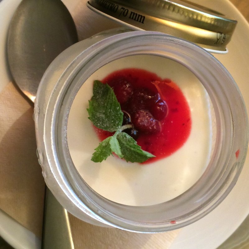 ヘーゼルナッツのパンナコッタ ベリーのソース(ESPRESSO D WORKS （エスプレッソディーワークス）)