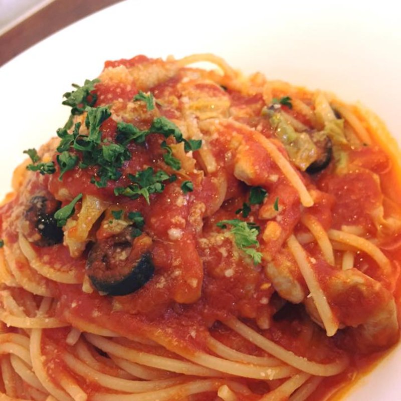 鶏肉、オリーブ、春キャベツのトマトソース(イル・ヴィナイオ)