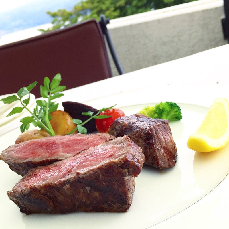 国産牛ロース肉のグリエ 赤ワインソース(サロン・ド・テ ロザージュ （Salon de the ROSAGE）)